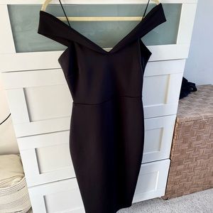 Black off the shoulder fitted cocktail dress - US6